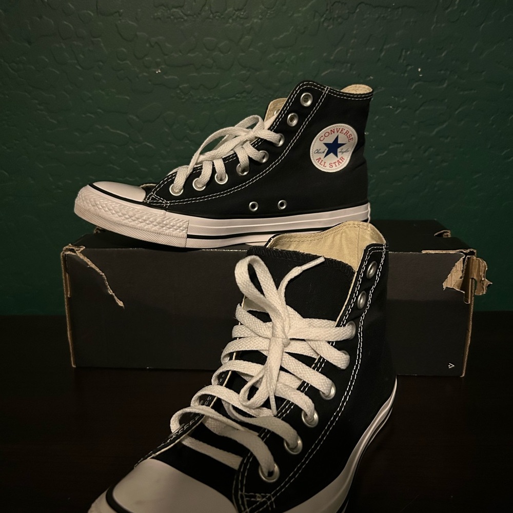 Converse UNISEX ChuckTaylors Black/white High-Top 8.5 women’s 6.5 men’s